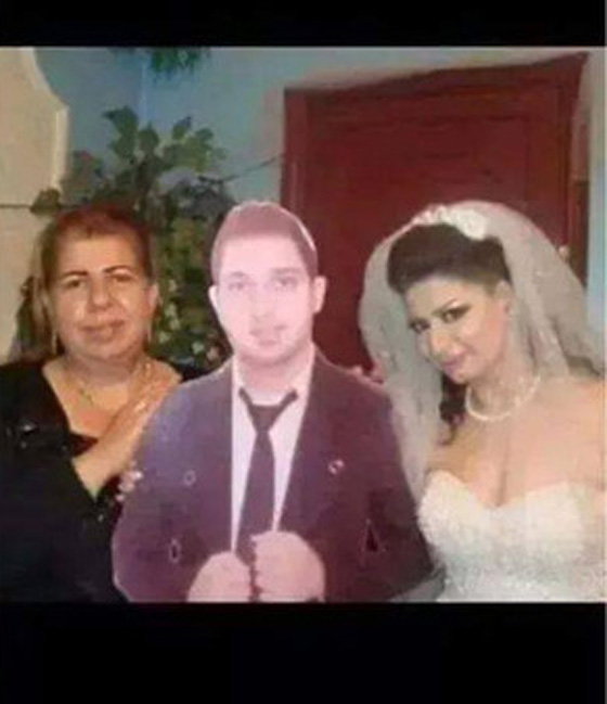 شقيق عروس سورية يحضر العرس على شكل مجسّم بعد مقتله صورة رقم 1