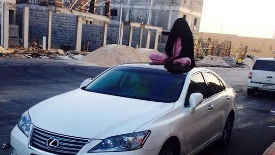 ما قصة المرأة الاثيوبية التي جلست فوق سيارة وارعبت الناس صورة رقم 1