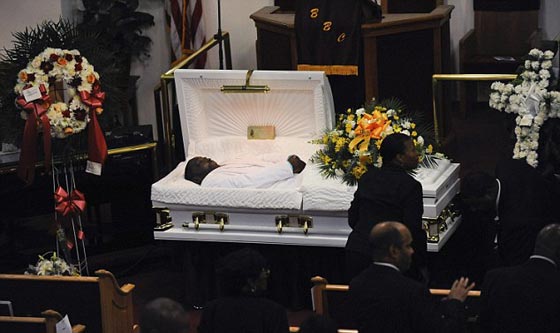 بالفيديو.. امريكا تنتفض بسبب سهولة الضغط على الزناد وقتل السود! صورة رقم 4