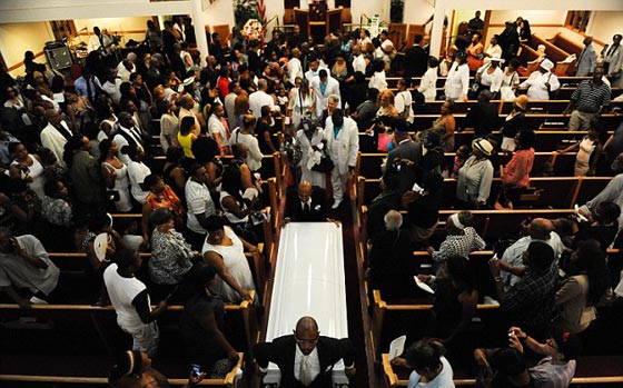 بالفيديو.. امريكا تنتفض بسبب سهولة الضغط على الزناد وقتل السود! صورة رقم 6