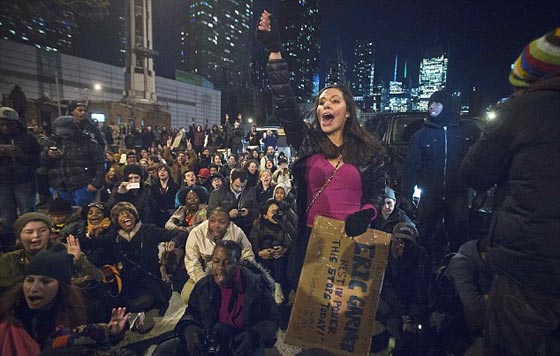 بالفيديو.. امريكا تنتفض بسبب سهولة الضغط على الزناد وقتل السود! صورة رقم 8