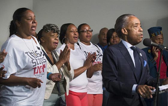 بالفيديو.. امريكا تنتفض بسبب سهولة الضغط على الزناد وقتل السود! صورة رقم 16