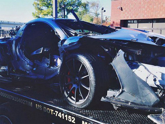  بالصور.. سيارة فارهة تتحول كومة حديد بعد 24 ساعة من شرائها صورة رقم 1