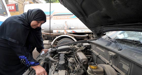 نساء يتنكرن في ملابس الرجال لينافسن على العمل الشاق الشريف صورة رقم 4