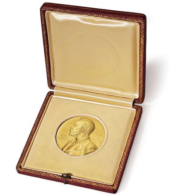 الغضب يدفع عالما لبيع اغلى ميدالية في حياته صورة رقم 2