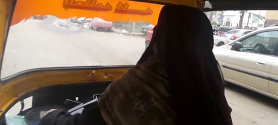 نساء يتنكرن في ملابس الرجال لينافسن على العمل الشاق الشريف صورة رقم 1