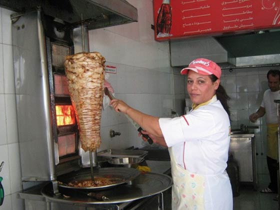 نساء يتنكرن في ملابس الرجال لينافسن على العمل الشاق الشريف صورة رقم 3