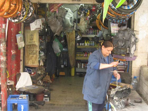 نساء يتنكرن في ملابس الرجال لينافسن على العمل الشاق الشريف صورة رقم 2