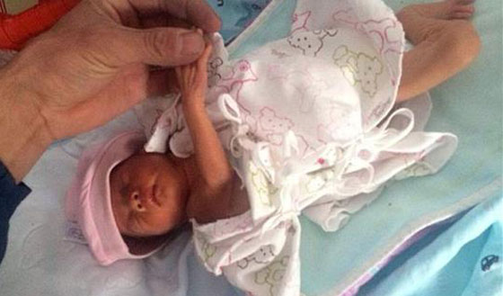 بالصور.. رضيعة وجدت على قيد الحياة بعد ساعتين من دفنها صورة رقم 1