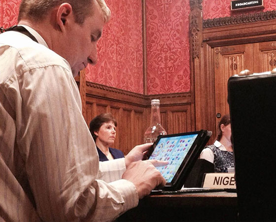 نائب بريطاني يلعب (كاندي كراش) اثناء جلسة استماع بالبرلمان صورة رقم 1