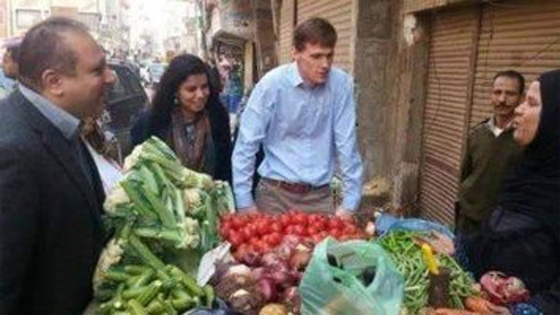 بريطانيا تغلق سفارتها بمصر والسفير يتجول في سوق الخضار صورة رقم 1