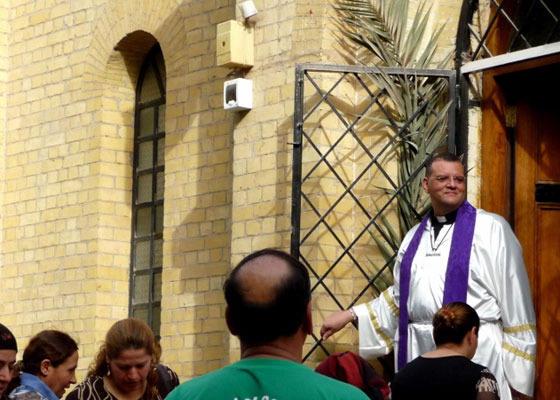  قس ابرشية بغداد: داعش ذبح اطفالا مسيحيين رفضوا اعتناق الاسلام صورة رقم 2