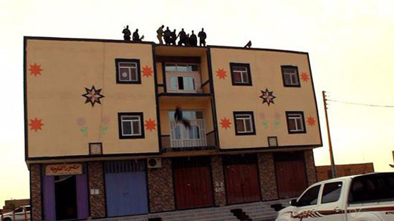 بالصور.. هكذا القى الدواعش رجلا من اعلى عمارة ورجموه حتى المو ت صورة رقم 4