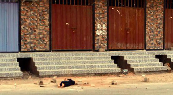 بالصور.. هكذا القى الدواعش رجلا من اعلى عمارة ورجموه حتى المو ت صورة رقم 1