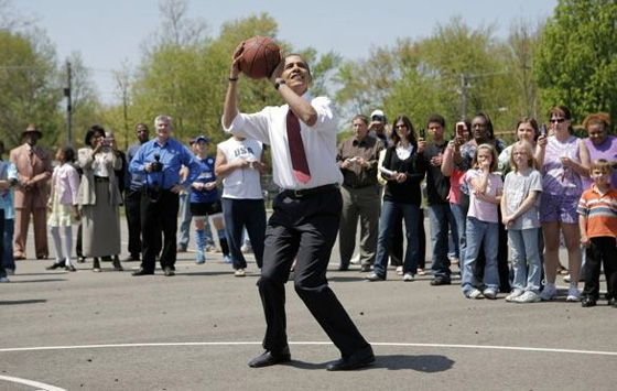 بالصور.. اوباما يبدأ نهاره بمتابعة اخبار الرياضة وممارستها صورة رقم 5