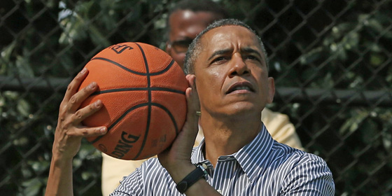 بالصور.. اوباما يبدأ نهاره بمتابعة اخبار الرياضة وممارستها صورة رقم 6