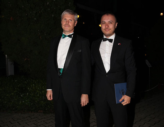 القنصل الامريكي في اسطنبول يعلن زواجه من شاب تركي صورة رقم 1