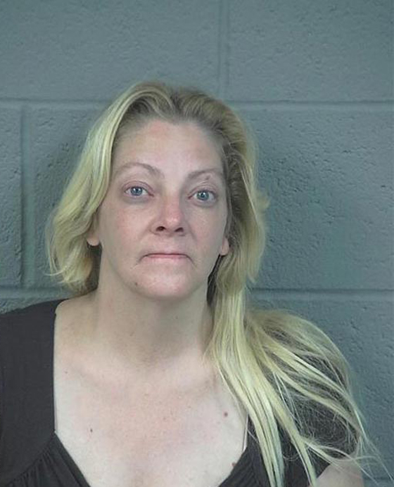 اعتقال امريكية صورت طفلتها علرية وباعت الصور بـ 100 دولار صورة رقم 1