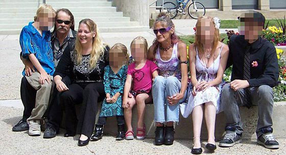 اعتقال امريكية صورت طفلتها علرية وباعت الصور بـ 100 دولار صورة رقم 3