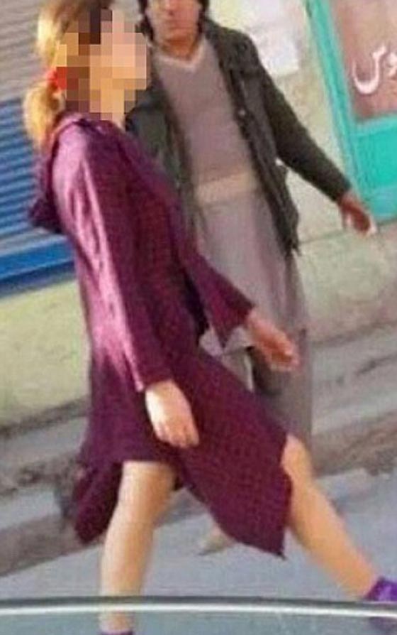 بالصور.. شابة افغانية تتحدى طالبان وتسير في كابول كاشفة ساقيها صورة رقم 2