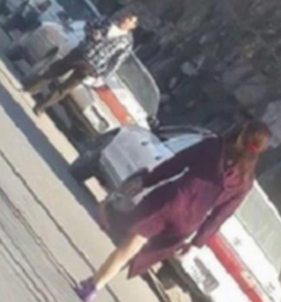 بالصور.. شابة افغانية تتحدى طالبان وتسير في كابول كاشفة ساقيها صورة رقم 3