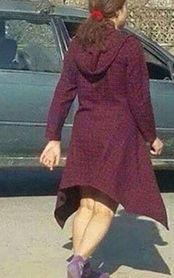 بالصور.. شابة افغانية تتحدى طالبان وتسير في كابول كاشفة ساقيها صورة رقم 4