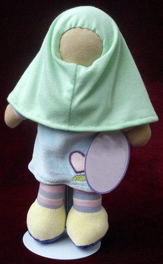 رميساء.. اختراع احمق لدمية محجبة بلا ملامح تمثل الشريعة الاسلامية صورة رقم 3