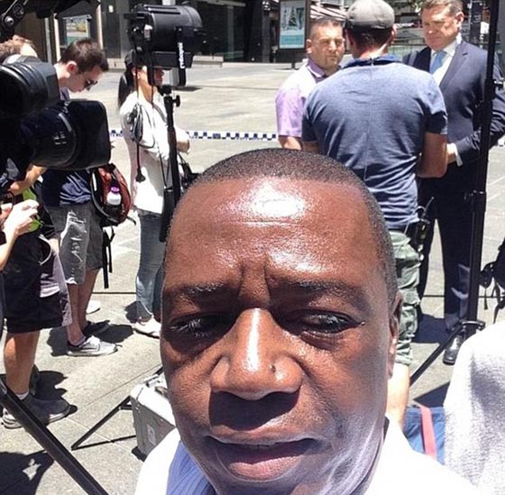 بالصور.. سيلفي ورهائن المقهى خلفي يثير غضب الاستراليين صورة رقم 1