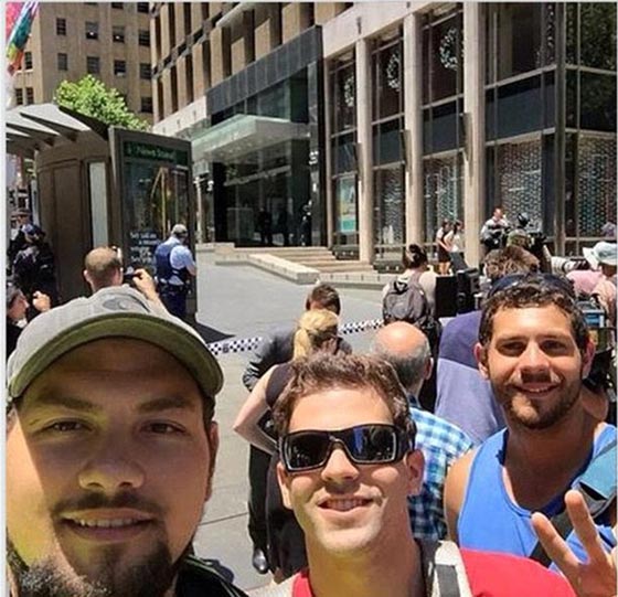 بالصور.. سيلفي ورهائن المقهى خلفي يثير غضب الاستراليين صورة رقم 2