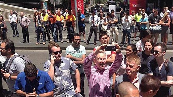 بالصور.. سيلفي ورهائن المقهى خلفي يثير غضب الاستراليين صورة رقم 5