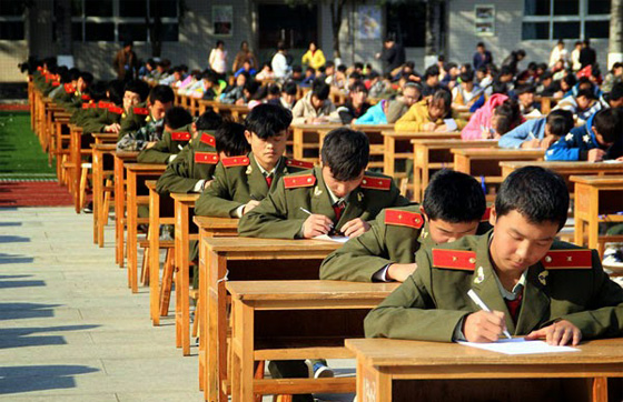 طريقة مبتكرة لمنع الغش.. اجراء الامتحانات في ملعب رياضي!! صورة رقم 2