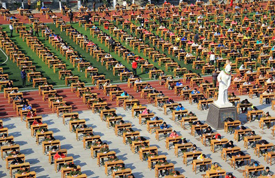 طريقة مبتكرة لمنع الغش.. اجراء الامتحانات في ملعب رياضي!! صورة رقم 1