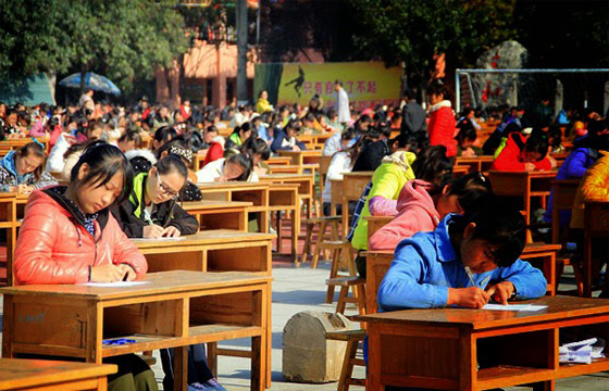 طريقة مبتكرة لمنع الغش.. اجراء الامتحانات في ملعب رياضي!! صورة رقم 3