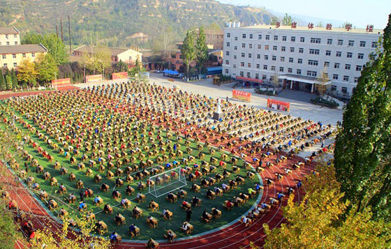 طريقة مبتكرة لمنع الغش.. اجراء الامتحانات في ملعب رياضي!! صورة رقم 4