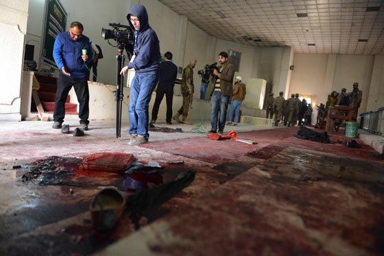 بالصور.. شاهد بشاعة ما احدثه هجوم طالبان على المدرسة الباكستانية صورة رقم 25