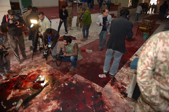 بالصور.. شاهد بشاعة ما احدثه هجوم طالبان على المدرسة الباكستانية صورة رقم 41