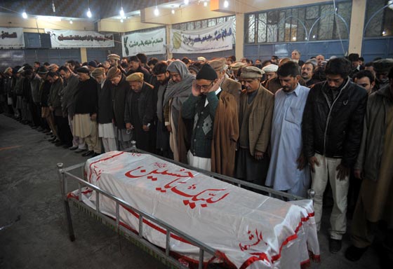 بالصور.. شاهد بشاعة ما احدثه هجوم طالبان على المدرسة الباكستانية صورة رقم 45