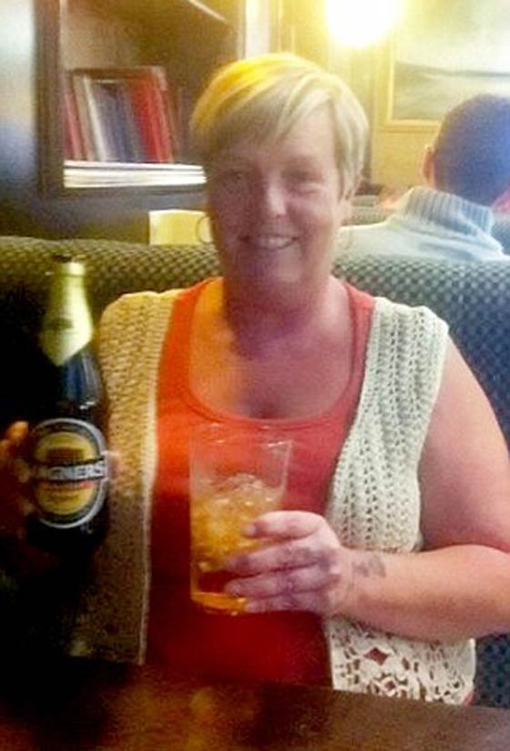 امرأة بريطانية مزقت القرآن في ملعب وابعدت 3 سنوات صورة رقم 1