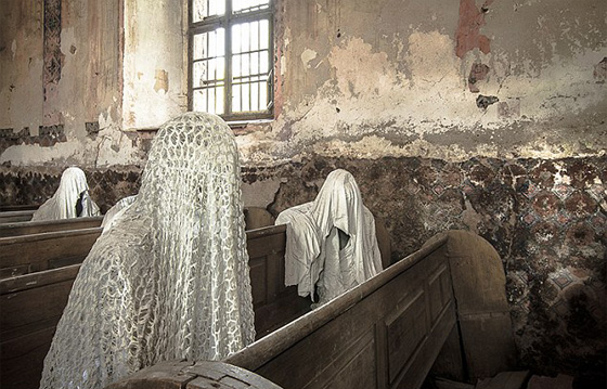  صور: الاشباح المخيفة التي تشبه فيلم رعب تنقذ كنيسة تاريخية من الهدم صورة رقم 2