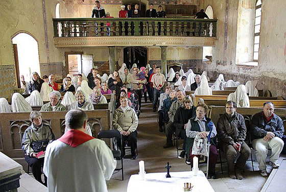  صور: الاشباح المخيفة التي تشبه فيلم رعب تنقذ كنيسة تاريخية من الهدم صورة رقم 3