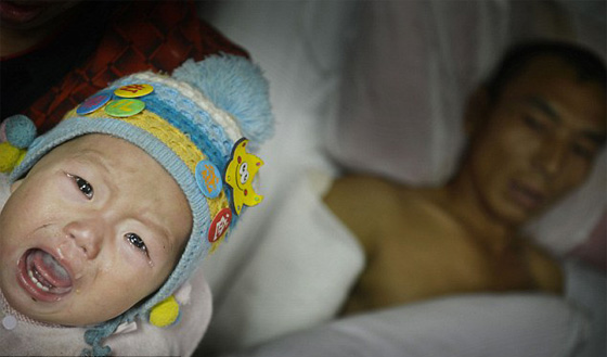 صينية تعرض طفلتها للبيع لتوفير تكلفة عملية جراحية لزوجها صورة رقم 3