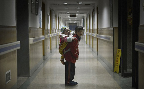 صينية تعرض طفلتها للبيع لتوفير تكلفة عملية جراحية لزوجها صورة رقم 4