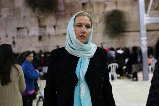 بالصور.. شاهد وزيرة اسرائيلية ترتدي الحجاب في الاقصى صورة رقم 1