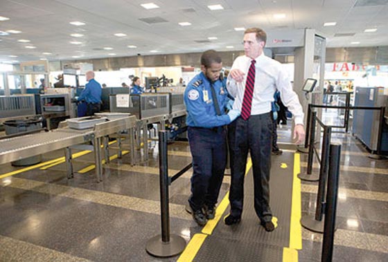 ويكيليكس يفضح وصايا سي اي ايه لعملائه عند معابر الحدود صورة رقم 4