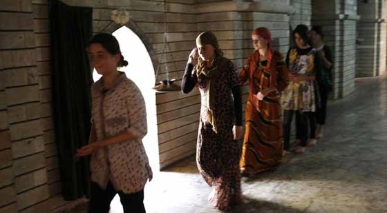 داعش يستعبد فتيات العراق ويبيع الصغيرات بدولارات او يقدمهن هدايا! صورة رقم 1