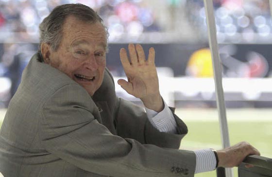 ضيق التنفس يحيط بالرئيس الاميريكي الاسبق بوش من كل جانب صورة رقم 1