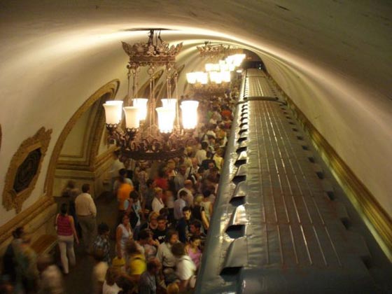 زوجان يمارسان النوع على قضبان المترو في موسكو صورة رقم 1