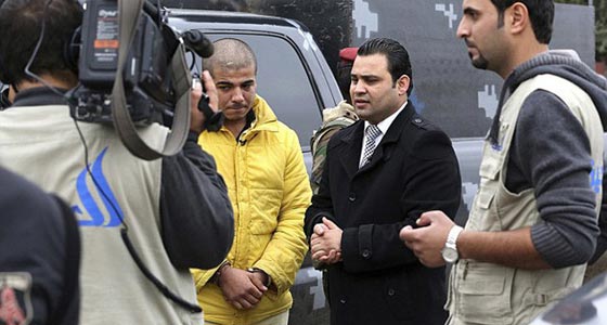 بالصور..هكذا واجه الارهابي الداعشي اسرة احدى ضحاياه صورة رقم 2