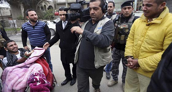 بالصور..هكذا واجه الارهابي الداعشي اسرة احدى ضحاياه صورة رقم 1