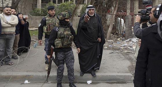 بالصور..هكذا واجه الارهابي الداعشي اسرة احدى ضحاياه صورة رقم 3